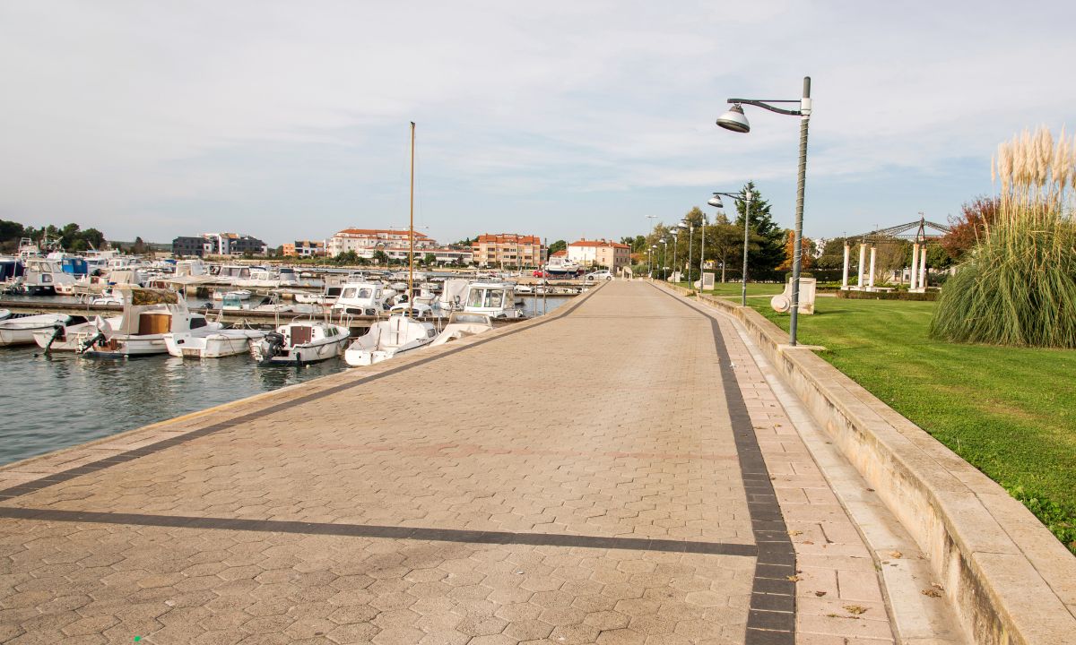 Medulin met een hond: stranden, excursies en hoogtepunten aan de Kroatische Adriatische kust